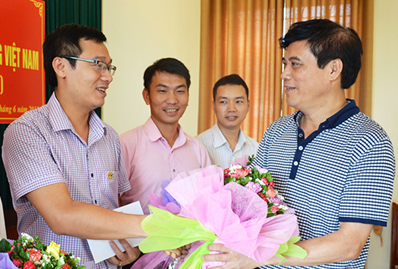 Đồng chí Nguyễn Tiến Mạnh, Chủ tịch Hội Nhà báo, Tổng Biên tập Báo Quảng Ninh tặng hoa cho nhà báo Nguyễn Thế Lãm, đại diện nhóm tác giả đạt giải A, Giải Báo chí Quốc gia năm 2014.