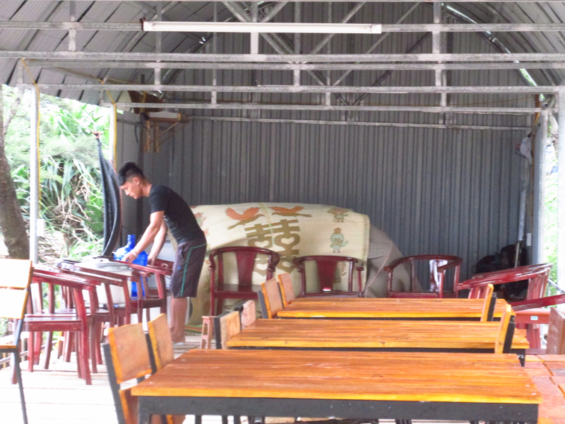 Người dân huyện đảo Cô Tô thu dọn hàng quán để phòng chống cơn bão số 1.