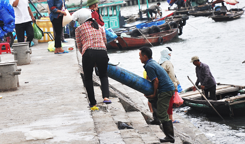 Ngư dân khẩn trương di chuyển tài sản lên bờ.