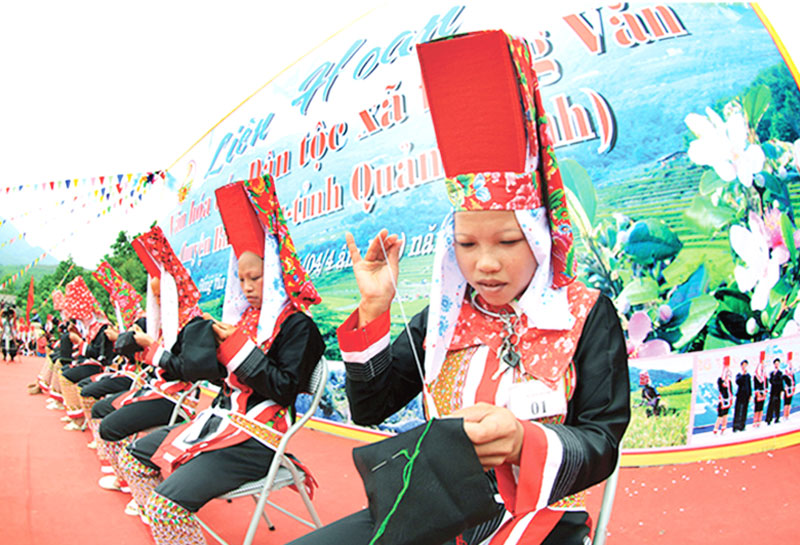 Bình Liêu còn thu hút bởi những lễ hội độc đáo như Kiêng gió, Soóng Cọ, đình Lục Nà