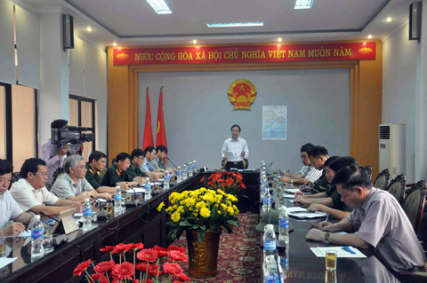 Đồng chí Đặng Huy Hậu, Phó Chủ tịch UBND tỉnh, Phó Trưởng Ban Thường trực Ban Chỉ huy phòng chống thiên tai tỉnh phát biểu tại buổi làm việc