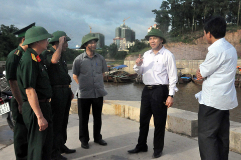 Phó Chủ tịch UBND tỉnh Đặng Huy Hậu kiểm tra công tác phòng chống bão tại TP Móng Cái
