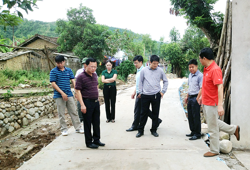  Các đồng chí lãnh đạo huyện kiểm tra việc Xây dựng đường giao thông nông thôn 