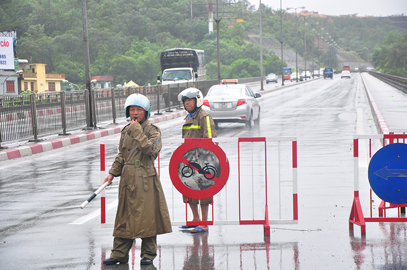 Bắt đầu từ 8h15 sáng nay (24/6) cấm các phương tiện thô sơ, xe máy, người đi bộ qua cầu Bãi Cháy.