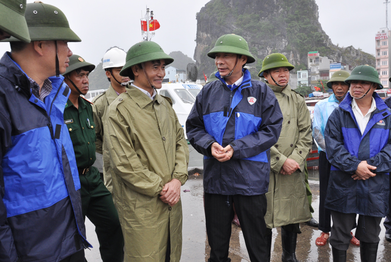 Đồng chí Nguyễn Văn Đọc, Bí thư Tỉnh ủy, Chủ tịch HĐND tỉnh nghe lãnh đạo huyện Vân Đồn báo cáo tình hình phòng chống cơn bão số 1.