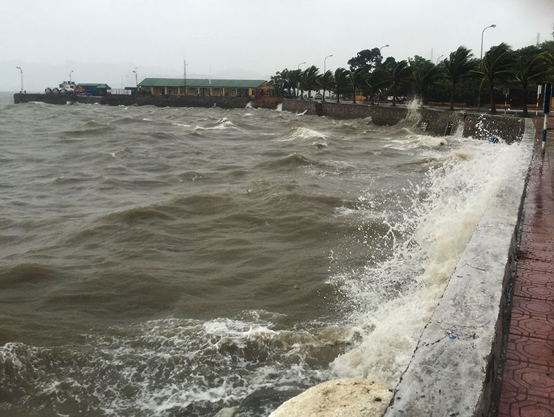 Vùng biển Hạ Long có sóng to.