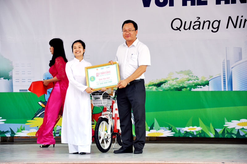 Ông Khuất Việt Hùng, Phó Ban chuyên trách Uỷ ban ATGT quốc gia trao phần thưởng cho Dương Thị Minh Nguyệt tại lễ trao giải.