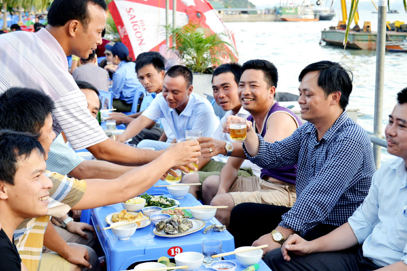 Hàu nướng luôn được nhiều thực khách lựa chọn trong các bữa nhậu (ảnh chụp tại một quán bia hàu trên phố Ẩm thực đêm, đường Trần Quốc Nghiễn, TP Hạ Long).