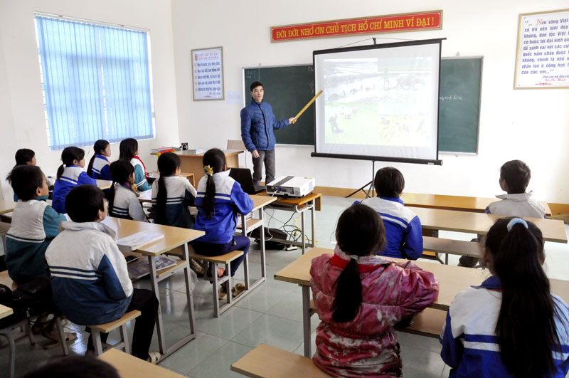 Tiết học có sử dụng máy chiếu của học sinh Trường Tiểu học Lục Hồn (Bình Liêu).