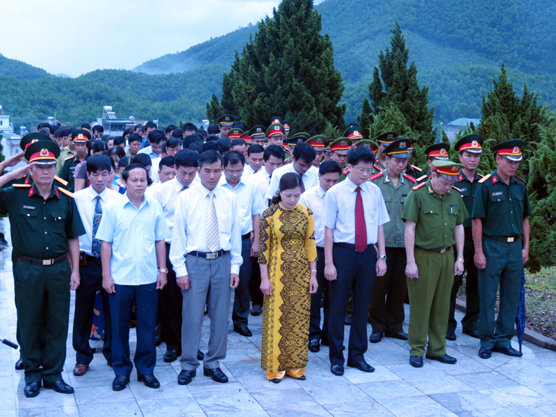 Các đồng chí lãnh đạo huyện, đại diện các lực lượng, nhân dân huyện Ba Chẽ tưởng niệm các anh hùng liệt sỹ. 