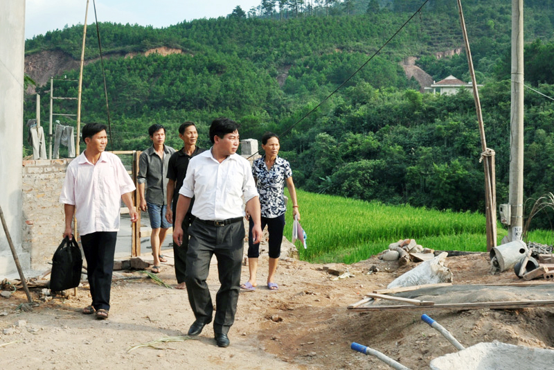Cán bộ xã Đồng Tâm, thôn Ngàn Phe khảo sát tình hình phát triển kinh tế - xã hội trên địa bàn.