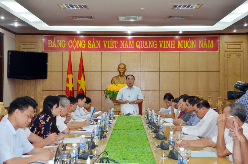 Đồng chí Nguyễn Quang Điệp, Ủy viên BTV, Trưởng ban Dân vận Tỉnh ủy phát biểu tại hội nghị 