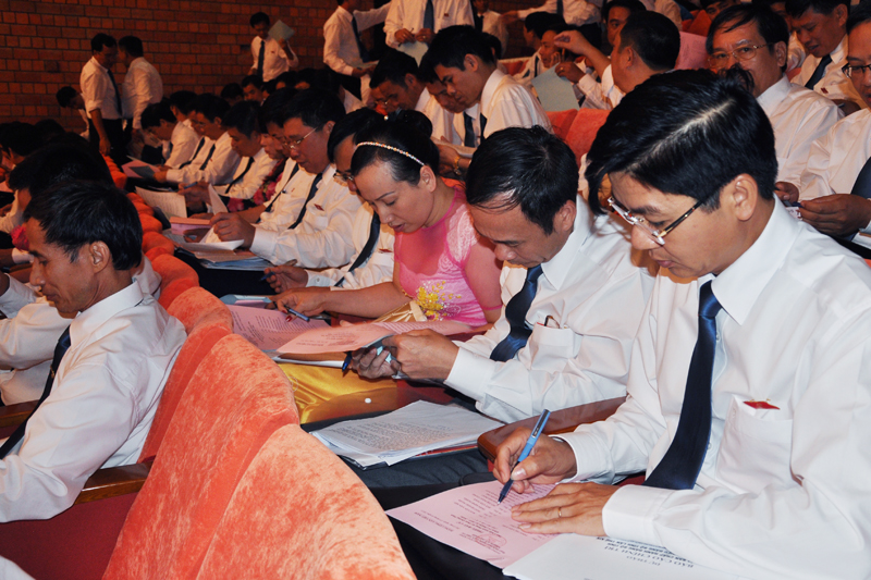 Các đại biểu biểu quyết số lượng bầu vào BCH Đảng bộ Than Quảng Ninh khóa IV.