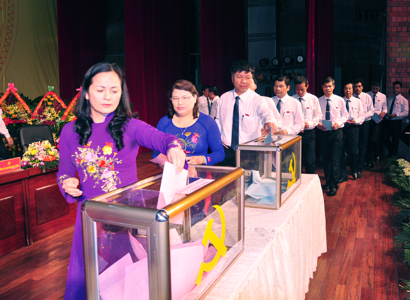 Các đại biểu bỏ phiếu bầu BCH Đảng bộ Than Quảng Ninh khóa IV.