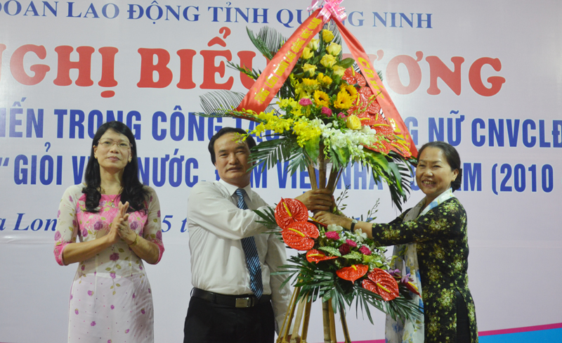 Đồng chí Nguyễn Thị Thu Hồng, Phó Chủ tịch Tổng LĐLĐ Việt Nam tặng hoa chúc mừng các cấp công đoàn Quảng Ninh triển khai thành công công tác vận động nữ CNVC-LĐ