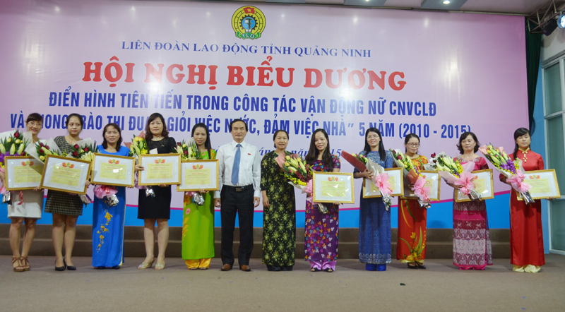Lãnh đạo Tổng LĐLĐ Việt Nam, LĐLĐ tỉnh tặng hoa, bằng khen cho các tập thể tiêu biểu trong công tác vận động nữ CNVC-LĐ