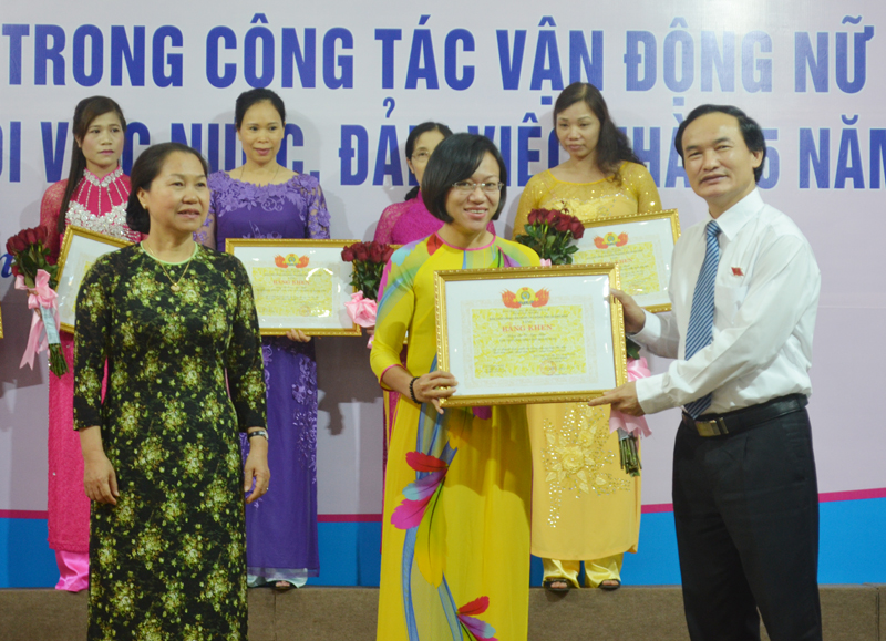Lãnh đạo Tổng LĐLĐ Việt Nam, LĐLĐ tỉnh tặng hoa, bằng khen chúc mừng các nữ CNVC-LĐ điển hình trong phong trào thi đua Giỏi việc nước-Đảm việc nhà 5 năm (2010-2020)