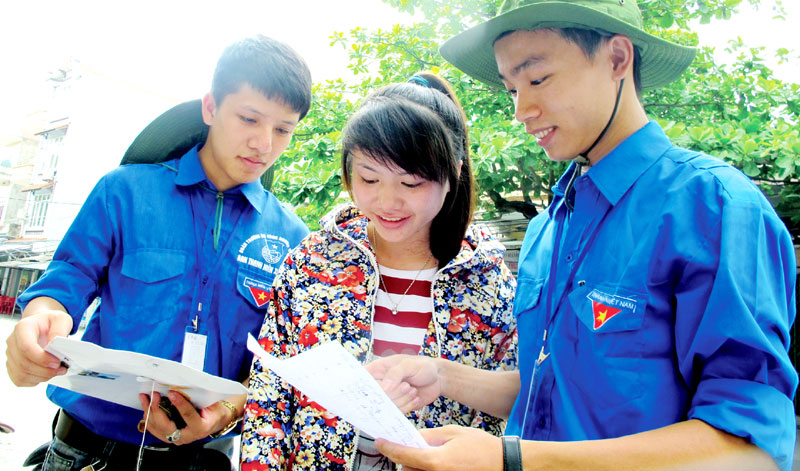 Sinh viên Trường ĐH Công nghiệp Quảng Ninh hướng dẫn thí sinh dự thi CĐ, ĐH trong chương trình Tiếp sức mùa thi 2014. Ảnh: Bá Trinh (Tỉnh Đoàn)