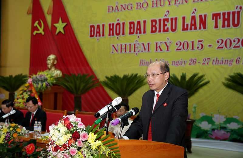 Đồng chí Lô Văn Chắn, Phó Bí thư Thường trực Huyện ủy đọc Báo cáo kiểm điểm của Ban Chấp hành Đảng bộ huyện tại Đại hội.