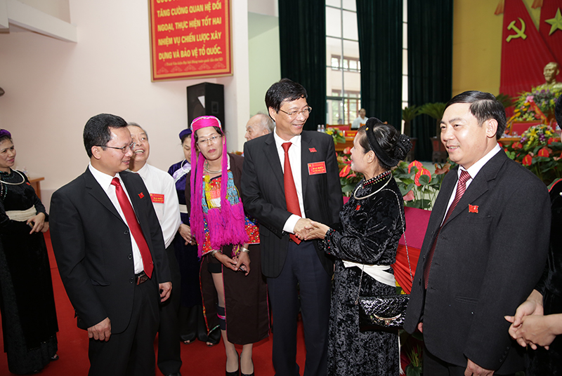 Đồng chí Nguyễn Văn Đọc, Bí thư Tỉnh ủy, Chủ tịch HĐND tỉnh trò chuyện với các đại biểu dự Đại hội.