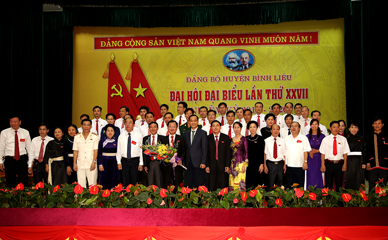 Đồng chí Vũ Hồng Thanh, Phó Bí thư Tỉnh ủy và các đồng chí trong BTV Tỉnh ủy tặng hoa, chúc mừng Ban Chấp hành Đảng bộ huyện nhiệm kỳ 2015-2020.