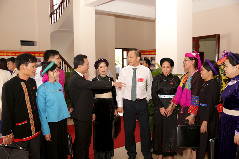 Đồng chí Vũ Hồng Thanh, Phó Bí thư Tỉnh ủy trò chuyện với các đại biểu.