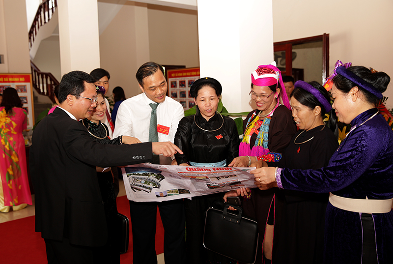 Đồng chí Vũ Hồng Thanh, Phó Bí thư Tỉnh ủy và các đại biểu xem các tin, bài về Đại hội trên Báo Quảng Ninh.