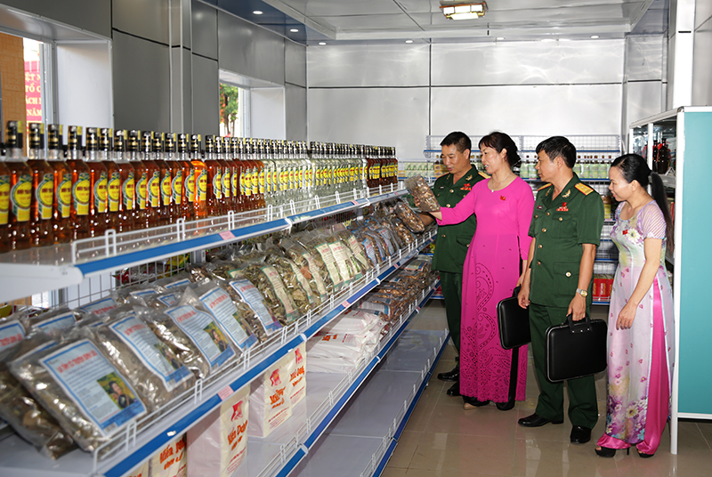 Đại biểu tham quan gian hàng trưng bày các sản phẩm OCOP của huyện Bình Liêu tại khu vực tổ chức Đại hội.