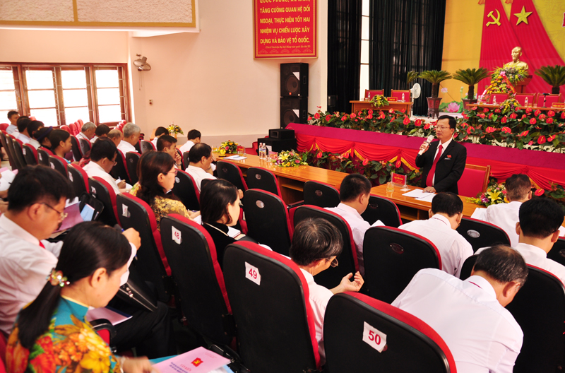 Bí thư Huyện ủy Cao Tường Huy điều hành phiên thảo luận tổ tại Đại hội.