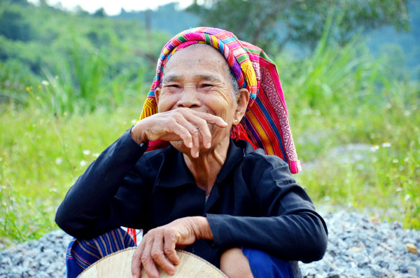 Nụ cười hồn hậu pha chút ngượng ngùng của một bà cụ Vân Kiều lần đầu tiên được chụp ảnh.