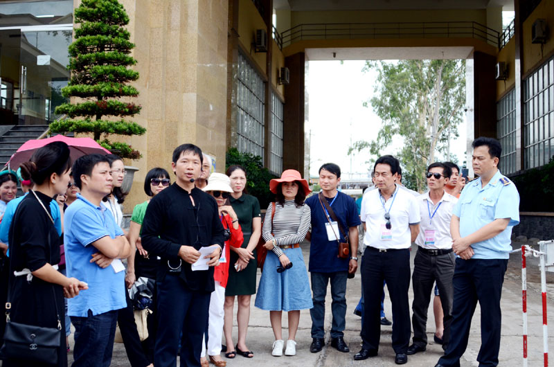 Hướng dẫn viên du lịch đang giới thiệu với khách về cửa khẩu Hoành Mô ở Bình Liêu.
