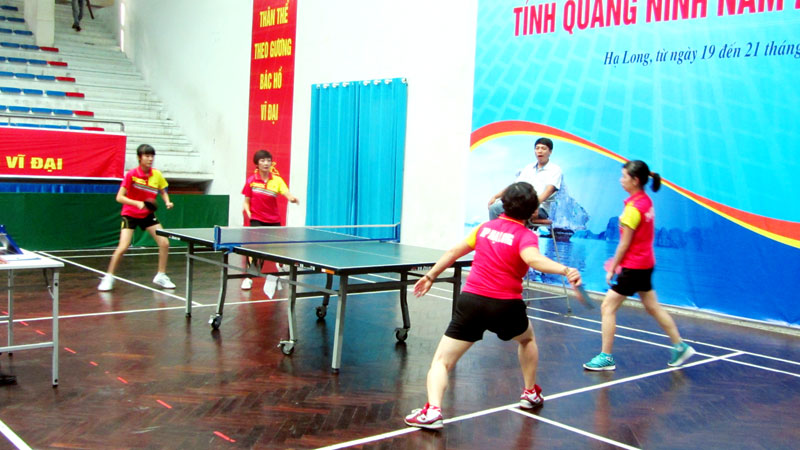 Thi đấu bóng bàn đôi “Mẹ và con gái” tại Giải thể thao gia đình tỉnh Quảng Ninh 2015 do Sở VH-TT&DL tổ chức tại TP Hạ Long. Ảnh: Hải Hoà