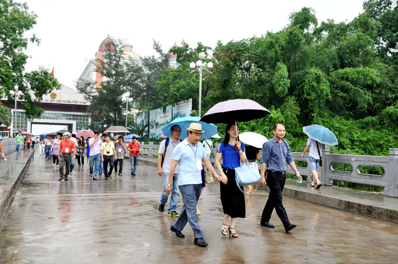 Đoàn công tác gồm các cơ quan quản lý nhà nước về du lịch và các công ty du lịch ở TP Hồ Chí Minh tham gia khảo sát điểm du lịch Cửa khẩu quốc tế Móng Cái.