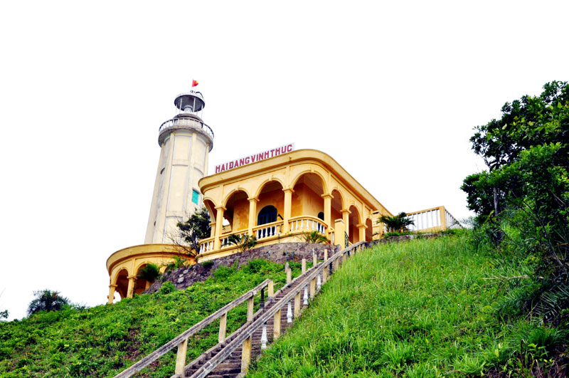 Ngọn hải đăng trên đảo Vĩnh Thực.