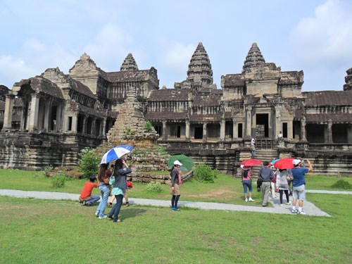 Khách du lịch đến Campuchia tham quan đền Angkor Wat - Ảnh: Đoàn Xuân Hải