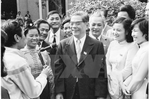 Tổng Bí thư Nguyễn Văn Linh với các đại biểu dự Đại hội Đảng VI - Đại hội “Đổi mới” của Việt Nam (diễn ra tại Hà Nội từ ngày 15-18.12.1986) với chủ đề “Hoạch định đường lối đổi mới toàn diện, sâu sắc và triệt để.” (Ảnh: TTXVN)