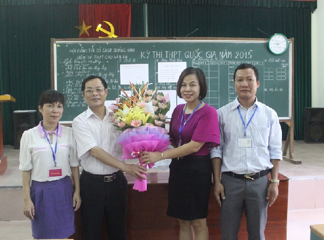 Đồng chí Lê Ngọc Lưu, Phó Chủ tịch UBND TP Móng Cái tặng hoa cho các Hội đồng thi