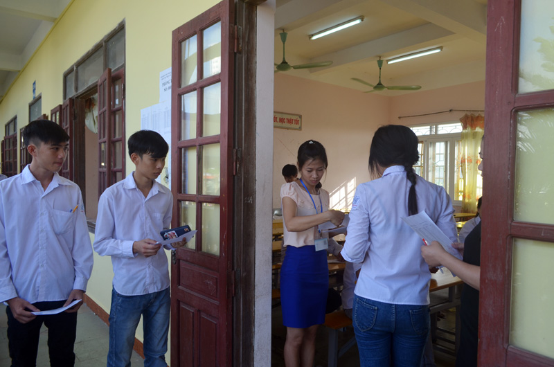 Thí sinh tại điểm thi trường THPT Chu Văn An chuẩn bị bước vào phòng thi sáng 1/7