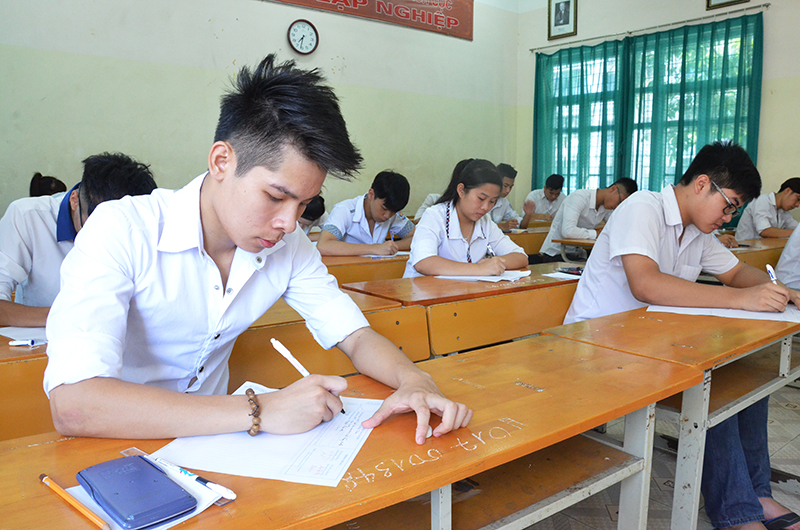 Sáng nay, trên 14.900 thí sinh của Quảng Ninh dự môn thi đầu tiên kỳ thi THPT Quốc gia năm 2015