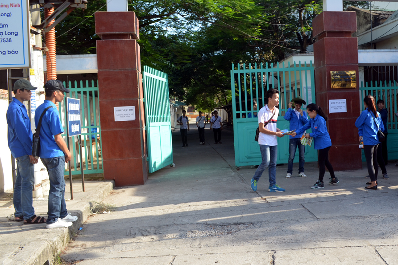 Đoàn thanh niên của Trung tâm HN&GDTX tỉnh có mặt trước cổng điểm thi để hướng dẫn thí sinh đi thi