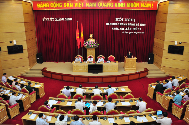 Phó Bí thư Thường trực Tỉnh ủy Đỗ Thị Hoàng thay mặt BTV Tỉnh ủy đọc báo cáo tại hội nghị.