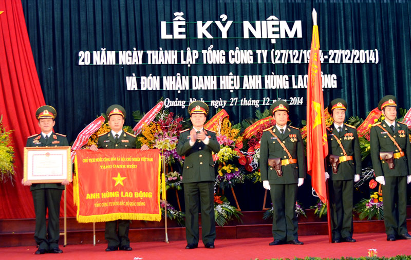 Tổng Công ty Đông Bắc đón nhận danh hiệu Anh hùng Lao động trong Lễ kỷ niệm 20 năm Ngày thành lập Tổng Công ty (tháng 12-2014). Ảnh: Lưu Linh