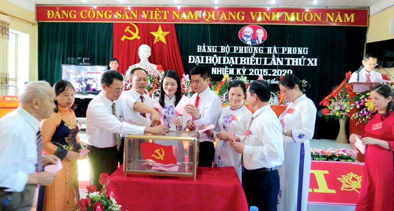 Các đại biểu tham dự Đại hội đại biểu Đảng bộ phường Hà Phong (TP Hạ Long) bỏ phiếu bầu BCH Đảng bộ nhiệm kỳ 2015-2020. Ảnh: Hồng Hạnh (CTV)