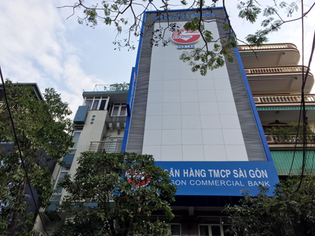 Căn nhà 4 tầng Ngân hàng SCB được lấp kín bởi biển quảng cáo tấm lớn.
