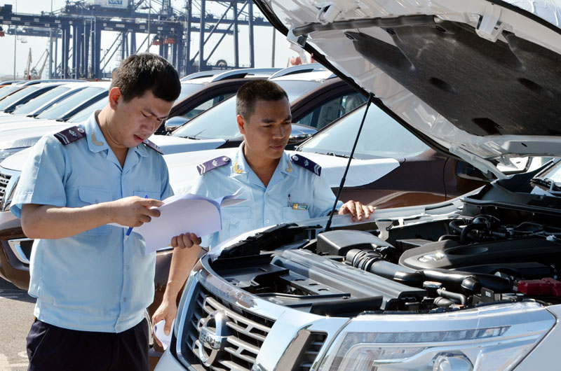Cán bộ Chi cục Hải quan cảng Cái Lân tiến hành kiểm hoá đối với mặt hàng ô tô nguyên chiếc tại khu vực cảng Cái Lân.