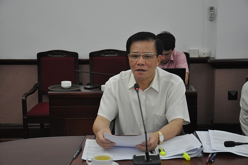 Đồng chí Nguyễn Như Hiền, Phó Chủ tịch Thường trực HĐND tỉnh phát biểu tham gia vào một số dự thảo nghị quyết