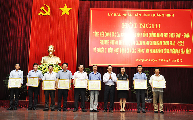 Đồng chí Đặng Huy Hậu, Phó Chủ tịch Thường trực UBND tỉnh trao bằng khen của UBND tỉnh cho các tập thể.
