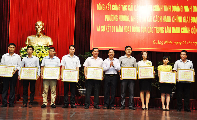 Đồng chí Đặng Huy Hậu, Phó Chủ tịch Thường trực UBND tỉnh trao bằng khen của UBND tỉnh cho các cá nhân có nhiều thành tích trong công tác CCHC.
