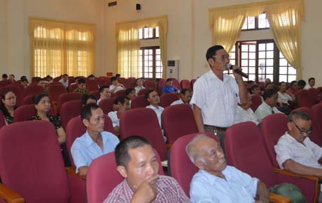 Cử tri Nguyễn Văn Hưởng, xã Quảng An, huyện Đầm Hà phát biểu ý kiến tại hội nghị.