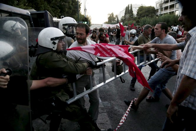 Người dân HI Lạp biểu tình ở thủ đô Athens - Ảnh: Reuters